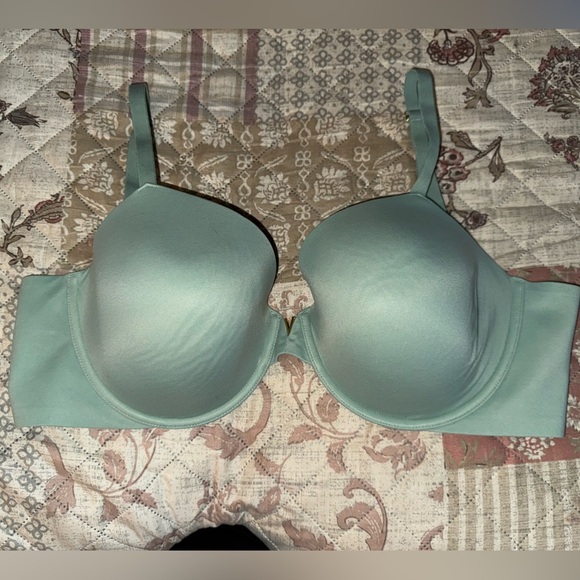 Victoria’s Secret Smooth Lightly Lined Full Coverage Bra 38DD NWOT Didn’t fit me